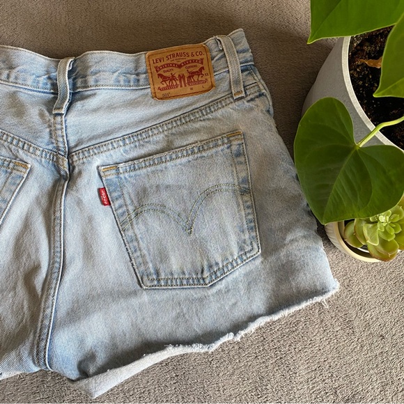 Levi’s size 27 light wash Jean shorts - Picture 1 of 4